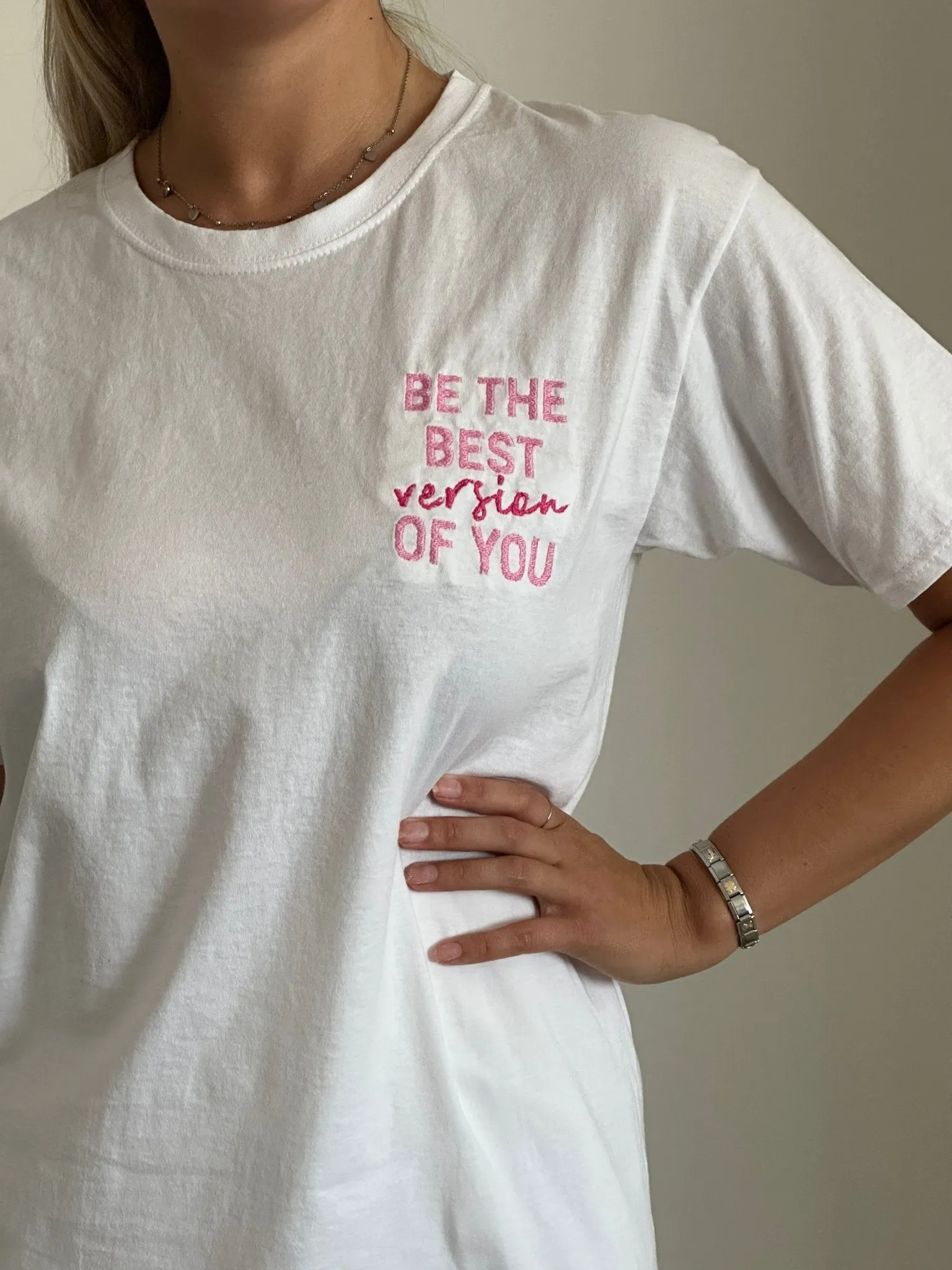 T-shirt bianca con ricamo Be The Best Version Of You