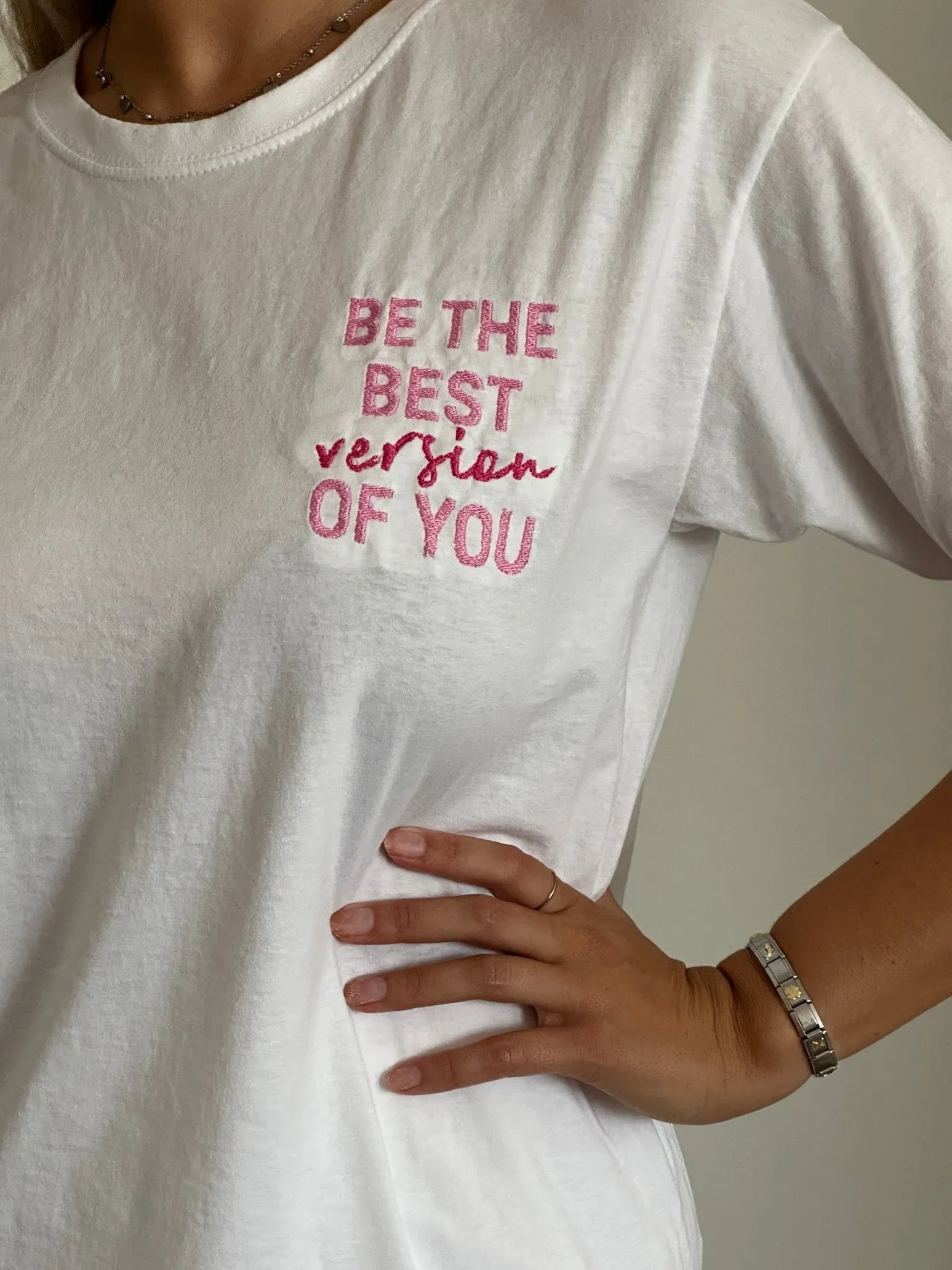 T-shirt bianca con ricamo Be The Best Version Of You