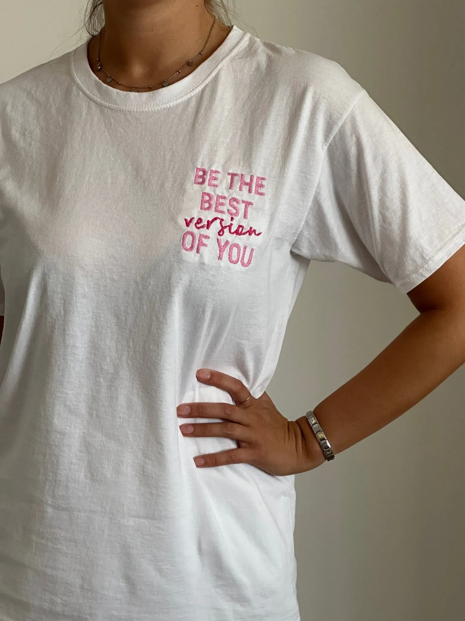 T-shirt bianca con ricamo Be The Best Version Of You